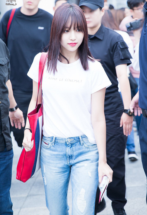  Mina của Twice luôn được khen ngợi có khí chất thanh cao, bất kể là trang phục có đơn giản đến độ chỉ có áo thun và quần jeans.