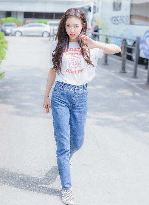 Thành viên khác của Twice là Na Yeon nổi tiếng với style chuẩn sinh viên Hàn Quốc. Vì thế trong tủ đồ của cô không thể thiếu một chiếc áo trắng phối với quần jeans ống rộng.