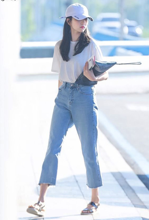  Ye Rin (GFriend) ưa thích phong cách đóng thùng khi diện jeans rộng và áo thun trắng. 