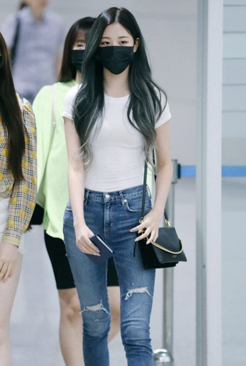  Jang Won Young có vóc dáng cao ráo và thanh mảnh nhất trong IZONE. Nhờ lợi thế hình thể, cô chỉ cần diện một chiếc áo tee trắng phối với quần jeans là đã có một set đồ tôn dáng.