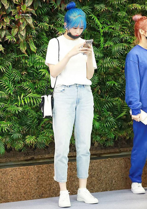  Ahn Yu Jin cũng nổi tiếng có vóc dáng đẹp. Cô thích diện jeans cạp cao sơ vin để khéo khoe chân dài.