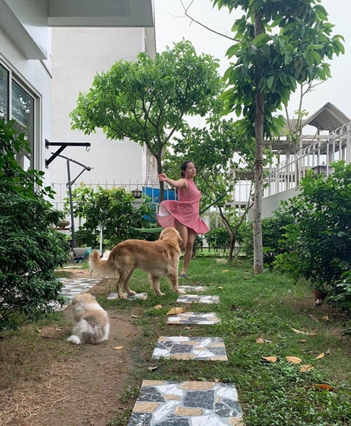  Ca sĩ Nguyễn Ngọc Anh đang sống trong căn biệt thự rộng 100m2. Trong căn biệt thự này, cô đã dành một không gian để trồng hoa.