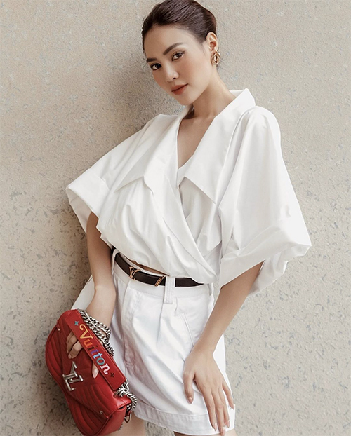  Diện suit trắng hợp mốt ngày hè, nữ diễn viên chọn túi đỏ của Louis Vuitton làm điểm nhấn.