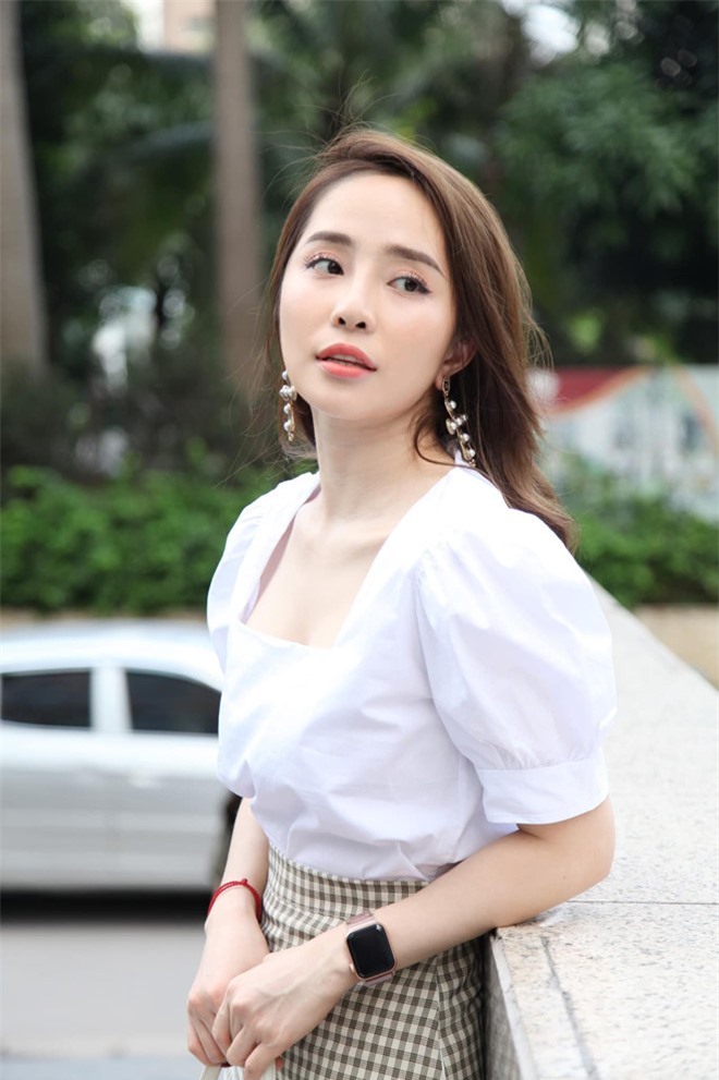 Quỳnh Nga sở hữu gu ăn mặc sang trọng, thanh lịch