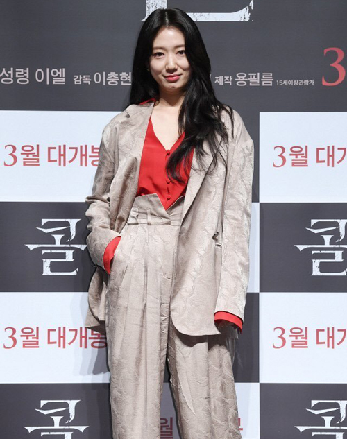  Park Shin Hye trang nhã khi diện suit với chất liệu mềm mại, kết hợp thêm áo trong cổ V cùng giày cao gót điệu đà.