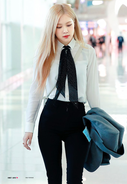  Chỉ diện áo sơ mi trắng kết hợp quần jeans đen, Rosé (Black Pink) khoe khí chất mạnh mẽ khác biệt. Cô nàng tinh ý kết hợp thêm khăn lụa chấm bi nữ tính tạo điểm nhấn.