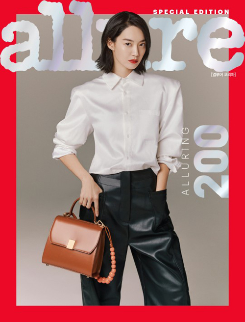 Nữ diễn viên Shin Min Ah diện set đồ sơ mi trắng với quần da đen nổi bật khí chất sắc sảo như nữ doanh nhân thành đạt.