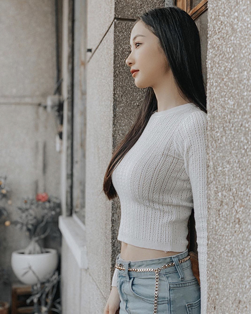  Jun Vũ tôn nét sexy với kiểu áo thun len mỏng ôm sát hình thể. Nữ diễn viên chọn thêm dây xích để trang trí cho set đồ gồm áo dài tay và quần jeans xanh.