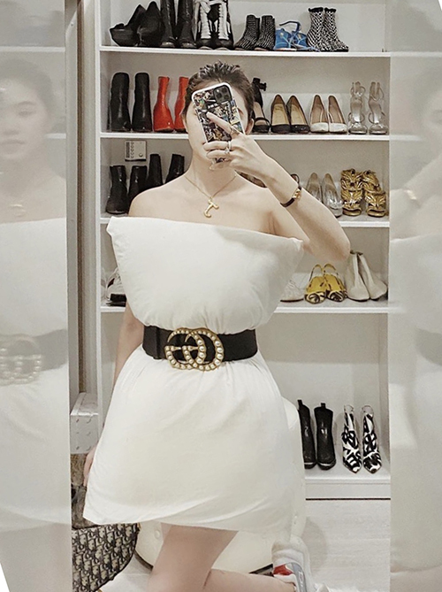  Jolie Nguyễn chọn dây dưng Gucci, túi xách Dior để mix cùng gối lông ngỗng trắng.