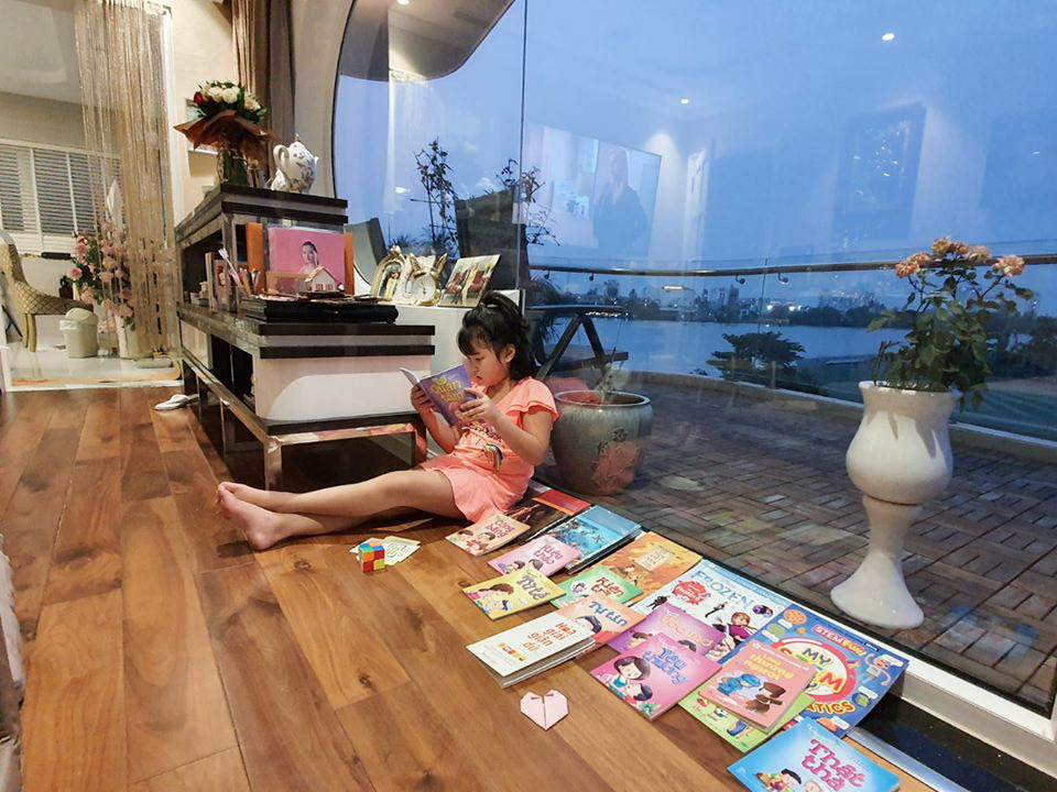  Cạnh ban công cũng là khoảng không gian tuyệt vời cho các bé đọc sách.