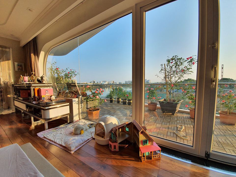  Căn nhà có hệ thống cửa kính tràn, giúp đón nắng và dễ dàng ngắm cảnh.
