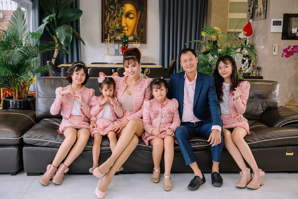  Vũ Thu Phương hiện có cuộc sống hạnh phúc bên chồng doanh nhân cùng hai con riêng và hai con chung.