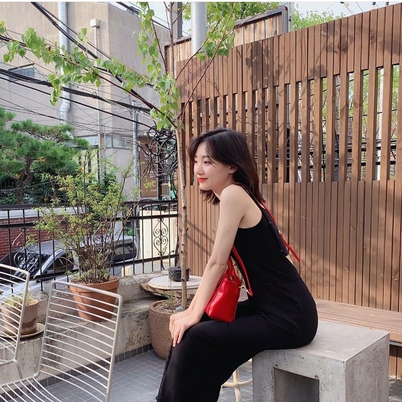  Su Jeong (Lovelyz) chỉ cần diện một chiếc váy đen ôm sát cũng đã đủ gây ấn tượng.