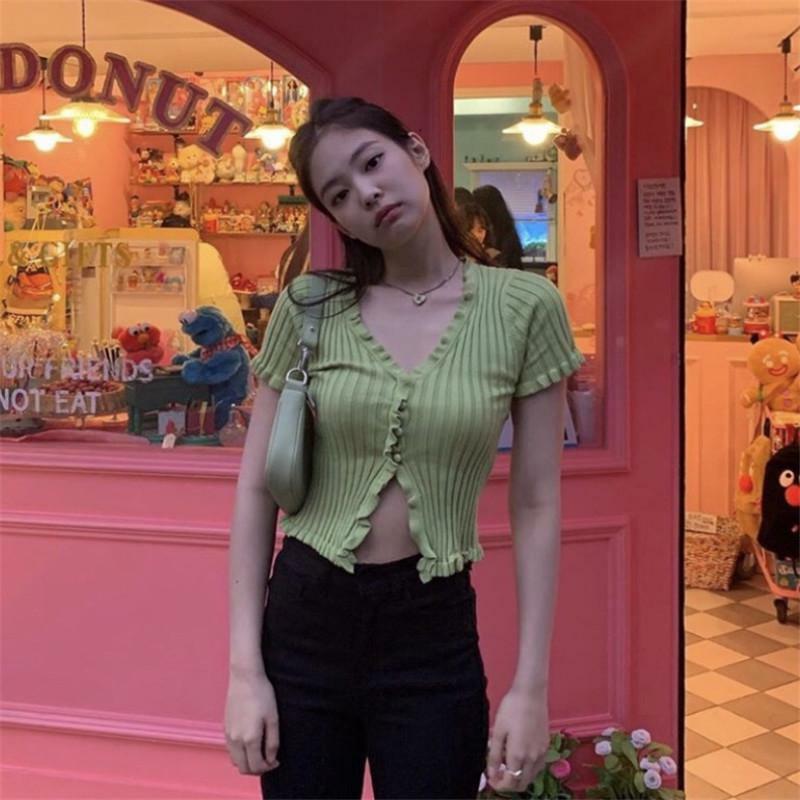  Là một trong những fashionista hàng đầu của Kpop thế hệ ba, Jennie (Black Pink) có nhiều set đồ tạo xu hướng nhờ sự độc đáo, cá tính và gợi cảm.