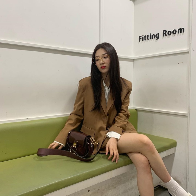  Từ khi lập Instagram cá nhân, Joy (Red Velvet) thường xuyên gây chú ý với những set đồ thường ngày đậm chất cổ điển, tạo dấu ấn riêng.