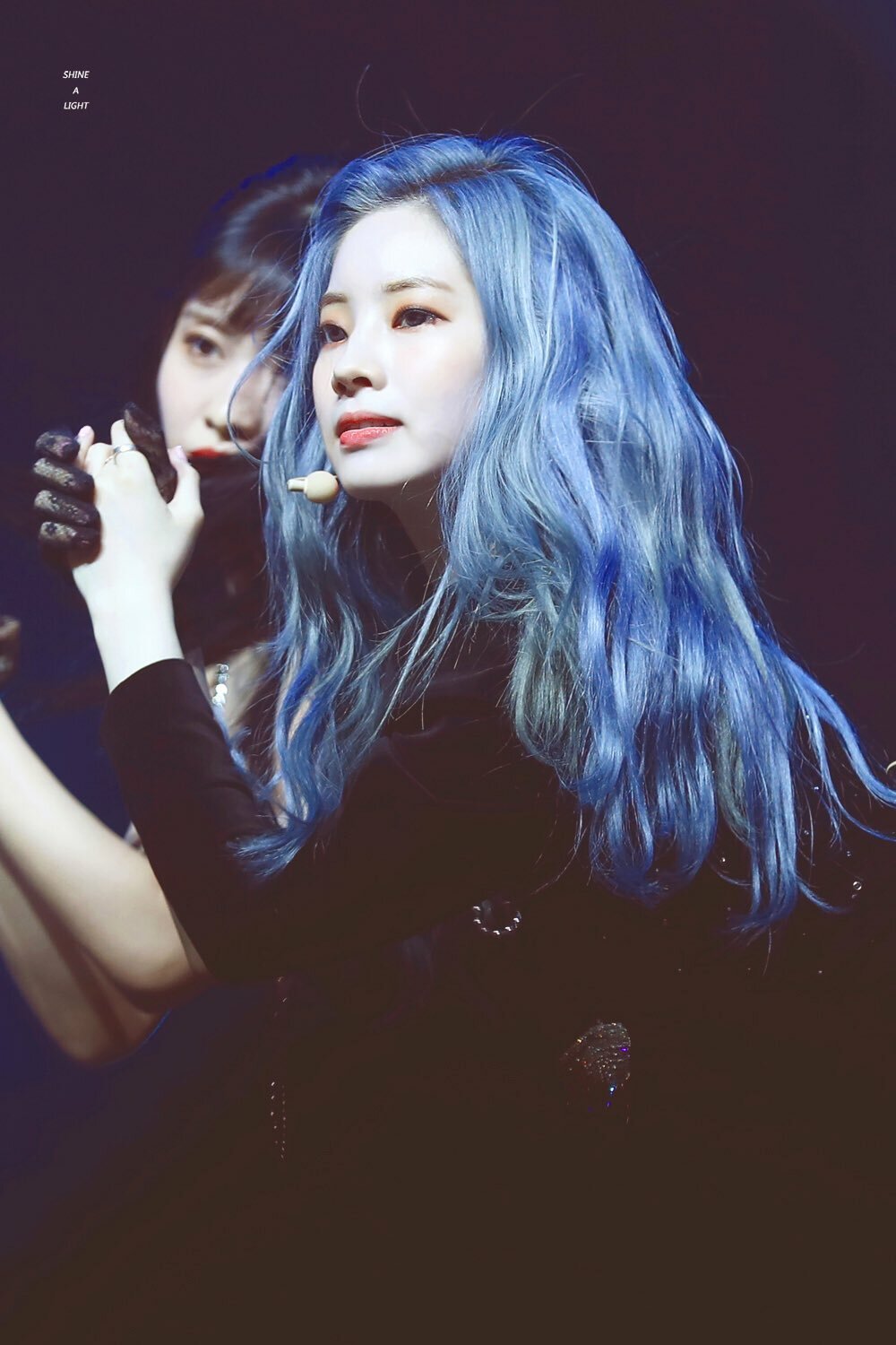  Người đẹp Twice là một trong những idol đầu tiên lăng xê màu tóc xanh tiên tử, khoe khí chất độc đáo.