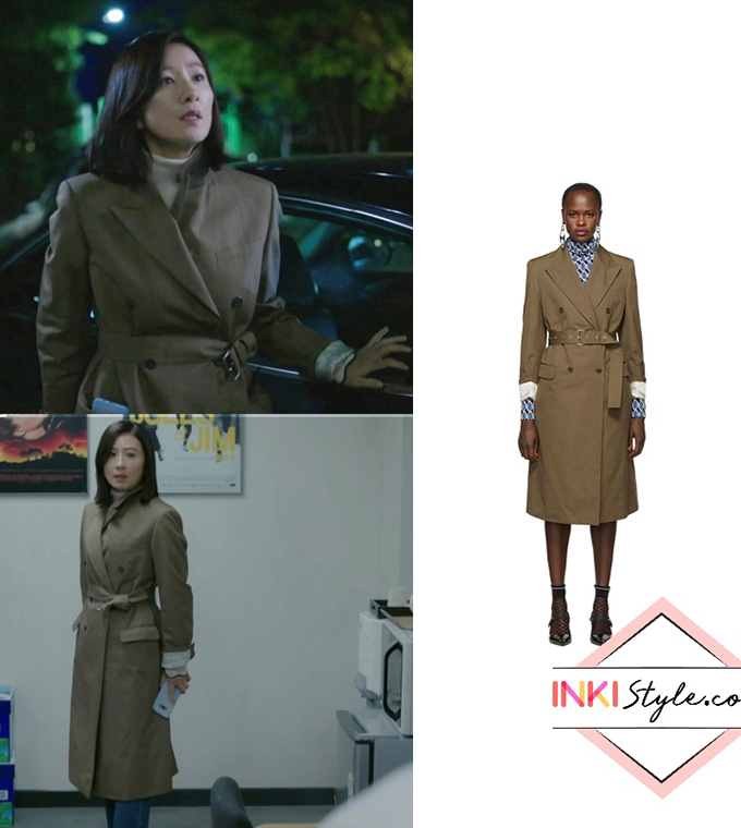  Nhân vật do Kim Hee Ae thể hiện thường mặc áo choàng dáng dài - thiết kế quen thuộc với phụ nữ Hàn Quốc trong mùa lạnh. Nó dễ dàng đem lại vẻ thời thượng mà không cần tốn nhiều công mix đồ. Trong hình, cô diện sản phẩm của Prada.