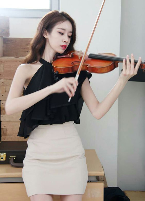  Váy áo mong manh tôn vẻ đẹp nhẹ nhàng cũng là style yêu thích của Ji Yeon trong Để âm nhạc cất lời. Trong bộ phim này, cô hóa thân thành người phụ nữ sang trọng, mạnh dạn tuyên bố mình là 
