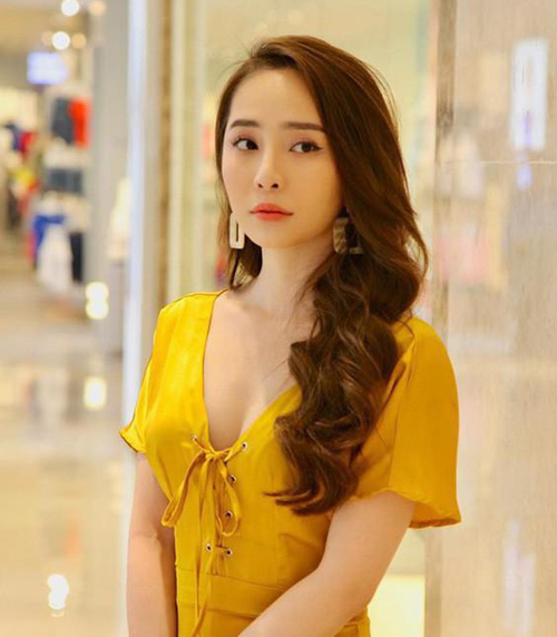  Khác biệt hoàn toàn với những cô tiểu tam trong phim Hàn, vai người thứ ba ở phim Việt thường gắn liền với mô típ các cô gái chảnh chọe, thích khoe dáng bằng váy áo sexy. Nhã của Về nhà đi con là một ví dụ tiêu biểu.