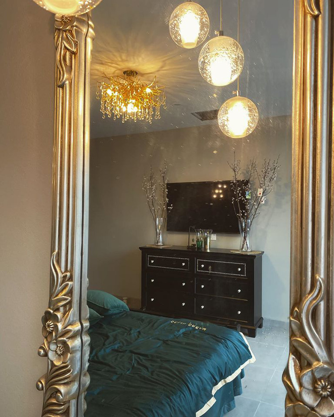  Phòng ngủ của nữ MC sang trọng, ấm cúng và đầy đủ tiện nghi. Chiếc giường chính là điểm nhấn trong căn phòng, được trang trí bằng màu xanh ngọc trang nhã.