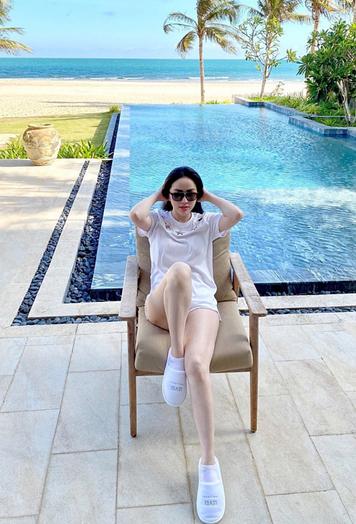  Bảo Thy cũng thuê villa ở Hồ Tràm trong thời gian giãn cách xã hội để thay đổi không khí. Cô chọn phong cách đơn giản với áo thun, quần short tiệp màu trắng. 