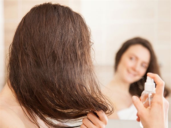  Không sử dụng các sản phẩm chăm sóc tóc: Hợp chất polyme nhiệt dẫn điện trong các sản phẩm giúp tóc bớt ẩm hơn, dẫn đến thời gian tóc khô nhanh hơn đồng thời bảo vệ mái tóc khỏi nhiệt độ cao.