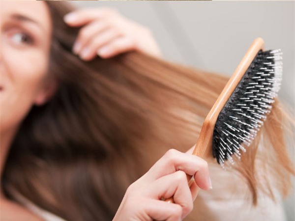  Nếu bạn quen thuộc với việc tự sấy tóc, hẳn bạn sẽ biết cách sử dụng lược để làm khô tóc càng nhanh càng tốt.