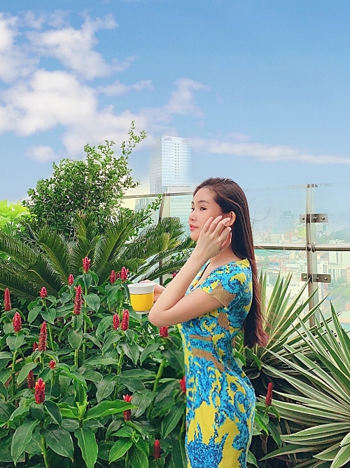 Ban công được Ngân Anh trồng nhiều loài hoa.