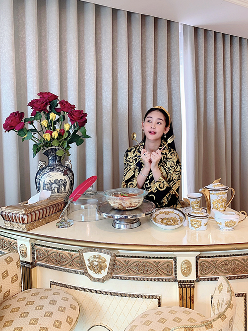 Cạnh bàn ăn là quầy bar với hoạ tiết cổ điển, sang trọng.