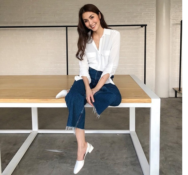  Sơ mi trắng là một trong những món đồ quen thuộc trong tủ đồ của Hà Tăng. Một trong những cách ứng dụng phổ biến, đơn giản nhất mà cô lựa chọn là diện item này cùng quần jeans để vừa đảm bảo sự thanh lịch nhưng vẫn toát lên vẻ trẻ trung.