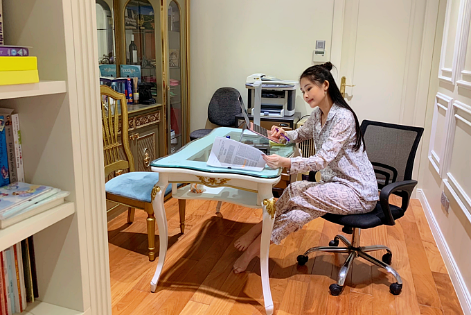 Góc học tập và làm việc của Ngân Anh. Cuối năm 2019, cô nhận bằng thạc sĩ loại ưu ngành quản trị kinh doanh tại Đại học Salford, thành phố Manchester, Anh. Hiện người đẹp làm việc tại một công ty tư vấn và đầu tư tài chính tại TP HCM.