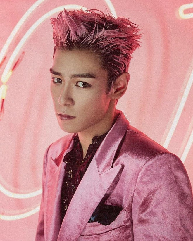  10. T.O.P (Big Bang): Có thời gian dài T.O.P luôn xuất hiện cùng màu tóc hồng. Nhiều fan còn nhận xét tông màu này đã trở thành thương hiệu của 