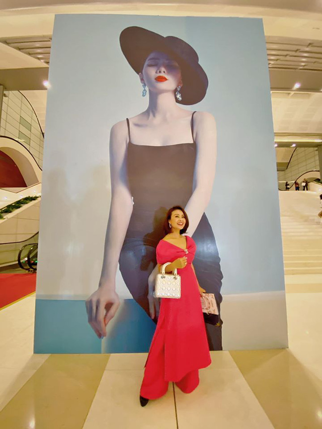  Một chiếc Dior Lady có giá khoảng 90 triệu đồng được chị diện khi đi xem show của ca sĩ Lệ Quyên