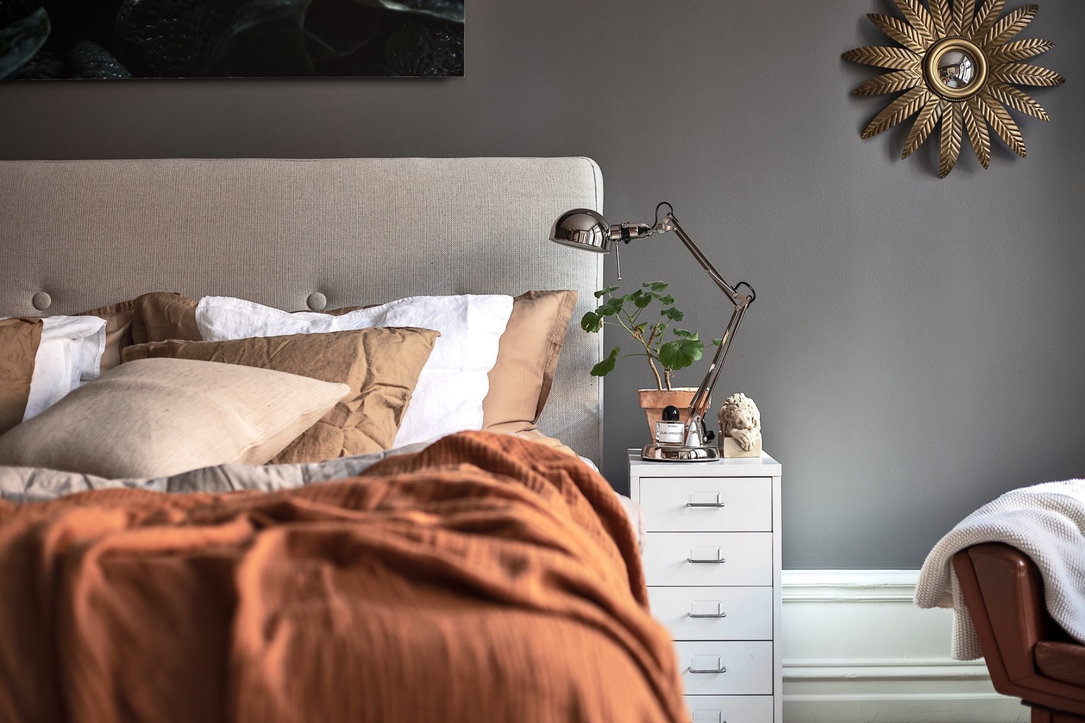 Góc nghỉ ngơi được decor ấn tượng với màu nền là tông màu ghi.