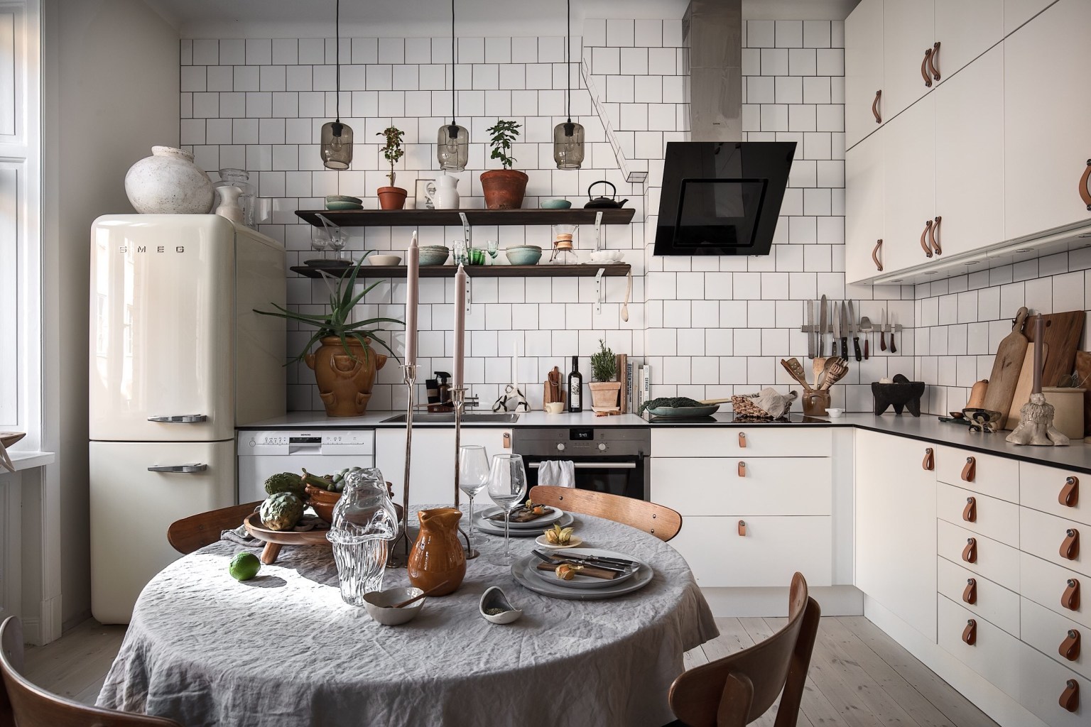  Căn bếp nhỏ đầy đủ nội thất, vật dụng và lựa chọn màu sắc hợp lý tạo điểm nhấn cho không gian bằng bức tường ốp gạch trắng đẹp mắt.