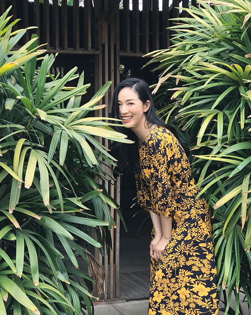  Mai Thanh Hà trung thành với phong cách thanh lịch khi diện váy lụa kết hợp tông vàng và đen bắt mắt trên hoạ tiết hoa nhí.
