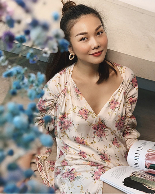  Từ đầu mùa xuân 2020, Thanh Hằng đã nhiệt tình lăng xê các mẫu váy áo in hoạ tiết hoa lá. Trong thời gian giãn cách xã hội, siêu mẫu tận dụng váy lụa để tôn nét nữ tính.