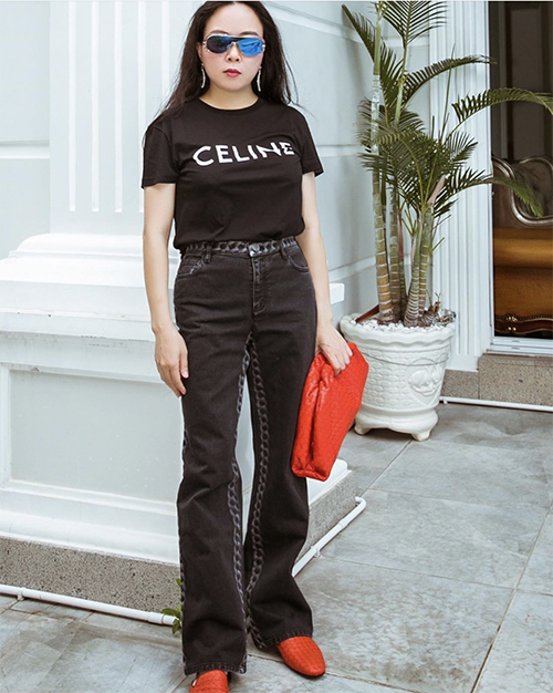  Bộ phụ kiện tông đỏ cam của Bottega Veneta được Phượng Chanel mix cùng 'cây đen' gồm áo thun Celine và quần jeans tiệp màu.