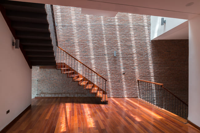  Tại các tầng, các khu vực chức năng được sắp xếp một cách ngẫu nhiên với cầu thang khác nhau tạo nên trải nghiệm thú vị.