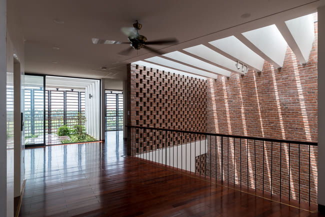  Được đặt tên là Hang nhiệt đới, dự án sử dụng không gian trống làm chất xúc tác để tạo ra cấu trúc của ngôi nhà với nhiều lớp tường để che chắn và kết nối các không gian để đón gió. Đây là một thiết kế rất lạ nên từng có nhiều lời chê bai đối với ngôi nhà.
