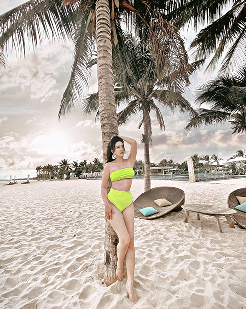  'Công chúa bong bóng' nhanh nhạy cập nhật mốt bikini màu neon. Bảo Thy chọn thêm phụ kiện hoa tai to bản để chụp ảnh trên bãi biển.