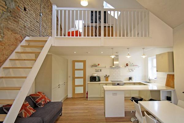  Một lựa chọn khá thông minh khi thiết kế những căn hộ có diện tích nhỏ là sử dụng màu sơn trắng giúp không gian dường như rộng hơn. Nội thất trong căn nhà cũng hết sức nhỏ gọn, đa phần là nội thất gỗ sang trọng, diện tích những góc nhỏ cũng được tối đa hóa.