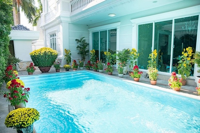 Hồ bơi khá rộng trong khuôn viên biệt thự