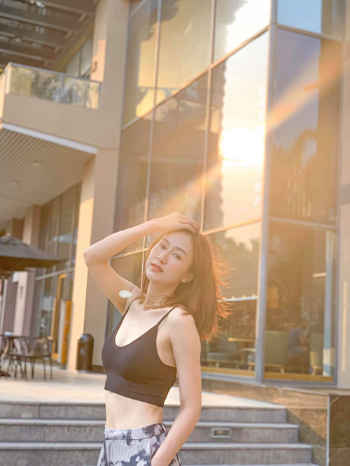  Kiểu trang phục crop-top có phom gần như các mẫu áo bra cũng được Hà Thu và các fashionista Việt yêu thích. Trang phục này có thể mix cùng các mẫu quần lưng cao để tạo nên sự thống nhất cho tổng thể.