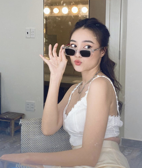Áo crop-top đính hoa ton-sur-ton của Lan Ngọc dành cho các bạn gái mê style 'bánh bèo'.