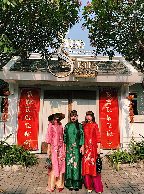  Yến Trang (áo dài đỏ) khoe lại tấm ảnh chụp từ Tết Nguyên đán khi cô cùng mẹ và em gái Yến Nhi mặc áo dài đi chơi Tết.