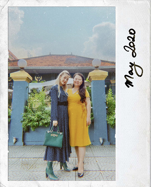  Fashionista Quỳnh Anh Shyn và mẹ cùng diện đầm thắt eo khi khoe dáng trước quán cafe nổi tiếng của Sài Gòn.
