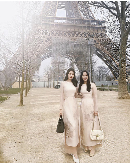  Jolie Nguyễn cùng mẹ diện áo dài đồng điệu về kiểu dáng và màu sắc khi chụp ảnh kỷ niệm tại Pháp.