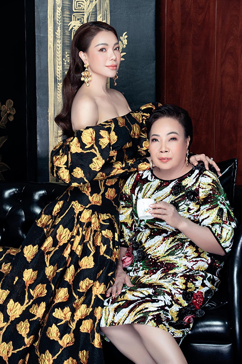  Trà Ngọc Hằng chọn phong cách sang trọng cho mẹ và váy gợi cảm cho bản thân khi thực hiện bộ ảnh kỷ niệm Ngày của Mẹ.