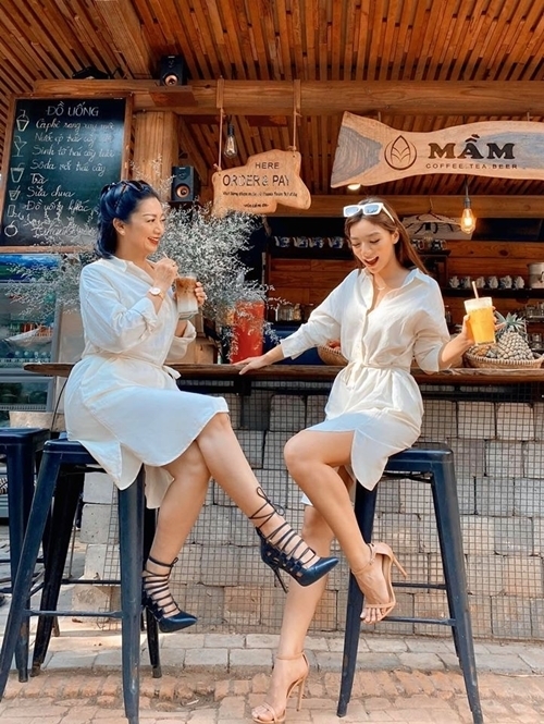  Diễn viên Katleen Phan Võ và mẹ là Hoa hậu Điện ảnh Thanh Xuân cùng diện váy sơ mi kiểu rút dây trẻ trung khi đi thư giãn cuối tuần.